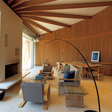 坂茂設計の『SHISHI-IWA-HOUSE KARUIZAWA』で、リラックスしたひとときを