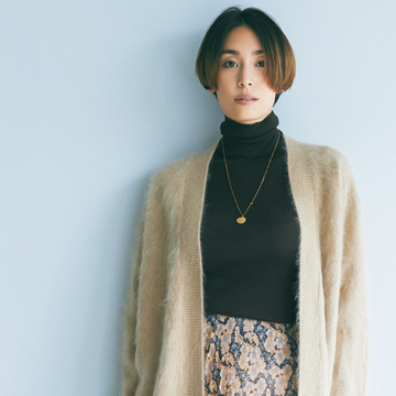 モヘアカーディガンの下にタートルニットを。素材の差でほっこり見えを回避