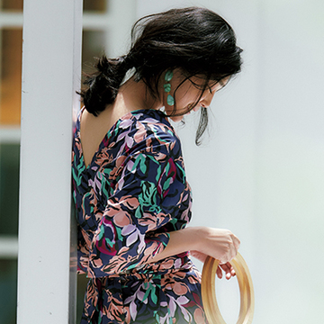 夏の夜に映える華やかな色柄ワンピースでビアガーデンへ！【7月の雰囲気出しワンピース31days】