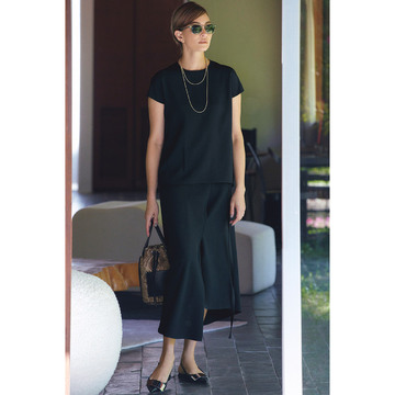 夏から秋のスライド時期はオールブラックで気品を保つ。気温30℃｜9/3(日)【50代の毎日コーデ】