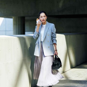 甘くなりすぎないプリーツスカートと好相性。大人の余裕漂う「ジャケットスタイル」【働く日の新定番「まろやかグレー」】