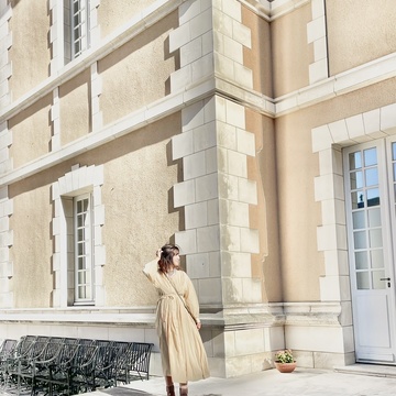 春のベージュワンピース