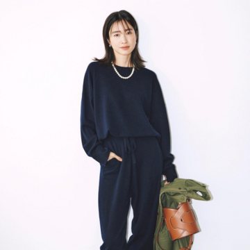 ぬくぬくした気分を味わえるニットのセットアップは、辛口小物でスタイリッシュに着こなす。最高気温10℃｜1/8(木)【50代の毎日コーデ】