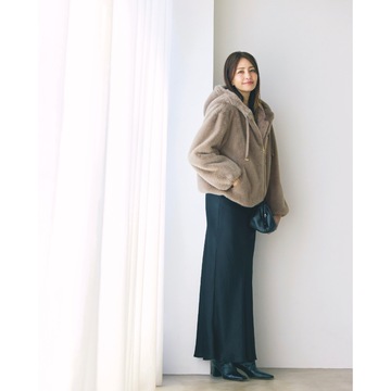 ふわふわなエコファーブルゾンをはおって、程よく華やかでリラクシーな休日スタイルに。気温9℃｜1/2(木)【50代の毎日コーデ】