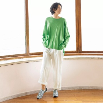 スタイリスト地曳いく子さんが提案！ 着映えのするグリーントップスと万能スニーカーで春の足取りを軽く