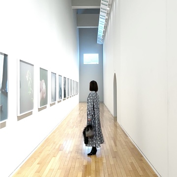 寒色花柄ワンピで、川内倫子 写真展へ。