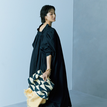 計算された肌見せのバランスで、涼感あるスタイルに【全身ブラックのセオリー】