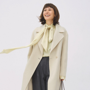 オフ白のコートをはおり、寒さが厳しくなる年の瀬も軽やかに過ごす！気温11℃｜12/28(日)【50代の毎日コーデ】