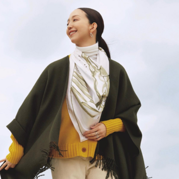 リラクシーな休日コーデに、上質なシルクスカーフを加えて華やかさを一気に高める。気温12℃｜1/31(土)【50代の毎日コーデ】