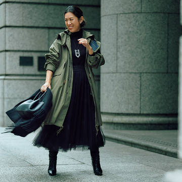 フィールドコート×ふわふわスカートで大人の甘辛コーデが完成【スタイリスト・大草直子の「冬のおしゃれ塾」】