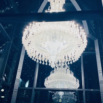 光がある、明日がある✨　バカラの光り輝くシャンデリア