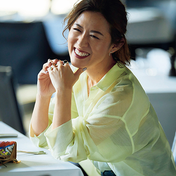 <大草直子“地味派手服”のすすめ2>シンプル服は透ける・揺れる素材で華やかに！