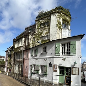 暮らすように旅するパリ モンマルトル　"La Maison Rose" 【フランス パリ】