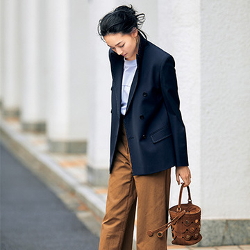 しゃれ見えに効果的！ 軽めに着られる“ネイビージャケット”【アウター感覚の旬ジャケット】
