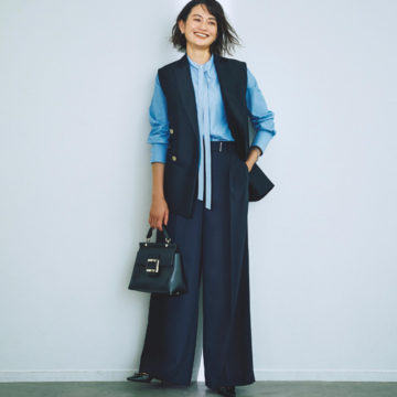 レッグラインをまっすぐ見せる美脚パンツは同色ジレと合わせて立ち姿をかっこよく！最高気温18℃｜11/4(火)【50代の毎日コーデ】