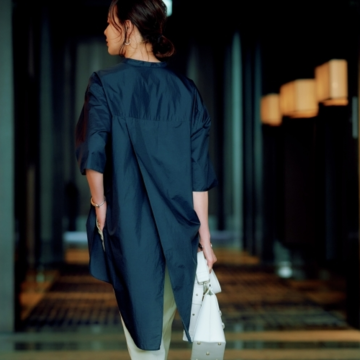 体型カバーもかなうロングシャツは、後ろのスリットで今どき感をプラス
