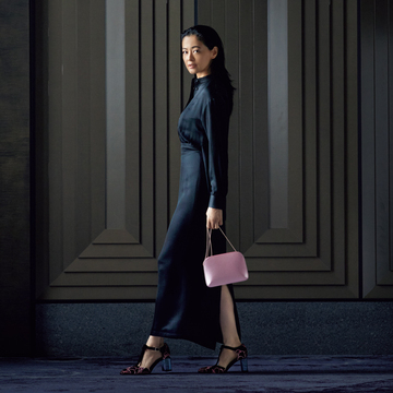 女優・黒谷友香さんが着こなす、大人の知性が香る「アルマーニ」の黒ワンピース