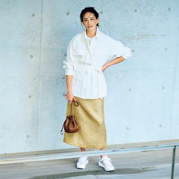 【初夏のツヤめきボトム】ゴールドのツイードスカートは清涼感ある白と合わせて