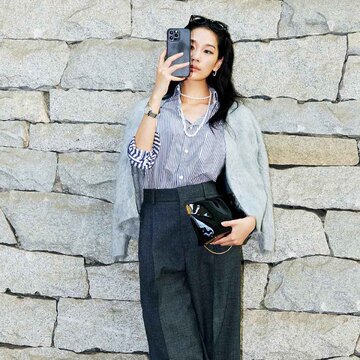 カシミヤ100％のカーディガンでオフィスコーデに柔らかな印象をプラス【働く日の新定番「まろやかグレー」】