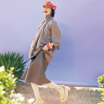 ビビッドなエルメスの小物をまとい太陽のように明るく【富岡佳子 エルメスと踊る、おしゃれの遊び心】