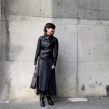 ＋Jのスカートはブラックではなくダークグレーをチョイス