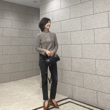 ブラックデニムにファーの靴を。