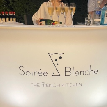 ドレスコードは”オール・ホワイト”！六本木のホテルで真夏の夜の夢を【ウェブエクラ編集長シオヤの「あら、素敵☆ 手帖」#24】