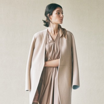 ドレープの効いたワンピースならベージュでも華やかに【「2月のワントーン」をもっと素敵に！】