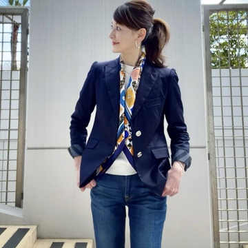 春はスカーフの色をひろってコーディネートの色遊びをしてみませんか♪