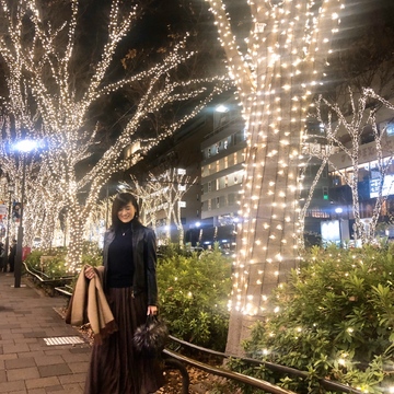 さりげなく素敵に見えるコーデはZARAのネイビートップスで。