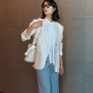 気温21℃晴れの日は、白のVあきノーカラーでジャケットスタイルを爽やかに｜4/17(月)【50代の毎日コーデ】