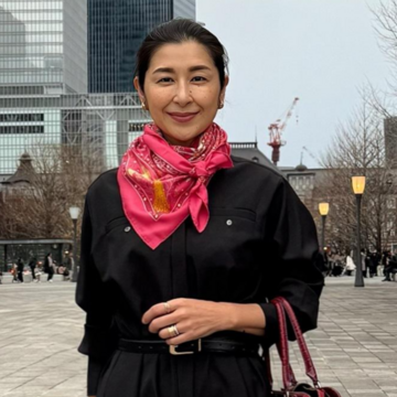 【おしゃれな40代・50代のスカーフコーデ】オンにもオフにも！「エルメス」のスカーフで完成するエクラ 華組の冬コーデ