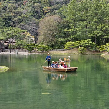 満開の栗林公園へ