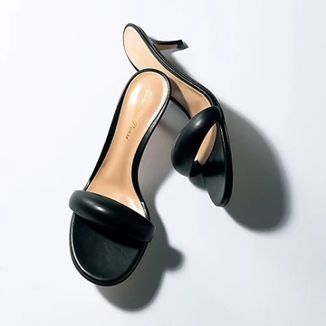 éclat premium認定 大人のエッセンシャルアイテム「Gianvito Rossi」のレザーミュール