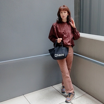 『Chaos』の黒トート × ブラウンコーデ