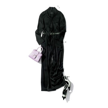 ツヤをまとった黒のブラウスとパンツでクラシカルな秋の装いを楽しむ。最低気温15℃｜10/22(水)【50代の毎日コーデ】