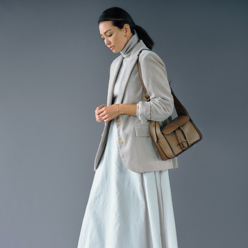 【ライトなグレーコーデ】シンプルコーデを特別にしてくれる上質なロングスカート2選