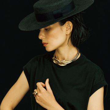 フレッドのチョーカーで大人に必要なツヤと華をプラス【存在感のあるネックレス】