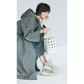 富岡佳子さんがまとう春の名小物「PIERRE HARDY」のバケットバッグ&スニーカー