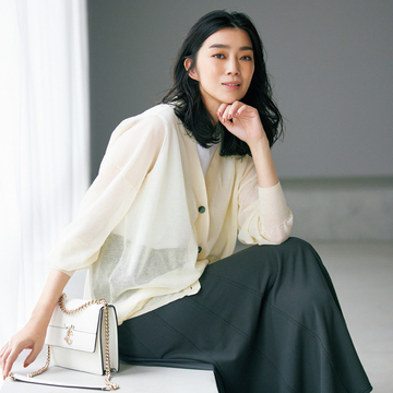 夏のはおりものの定番カーディガンは、薄手の万能色を選べばどんな装いにもマッチ