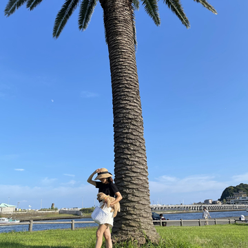 ホワイトショーパンコーデで愛犬とお散歩