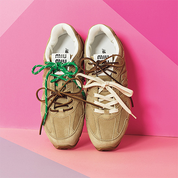 初夏を彩るファッション小物！ グッチのバッグ、ロエベのピアス、ニューバランス × ミュウミュウのスニーカー