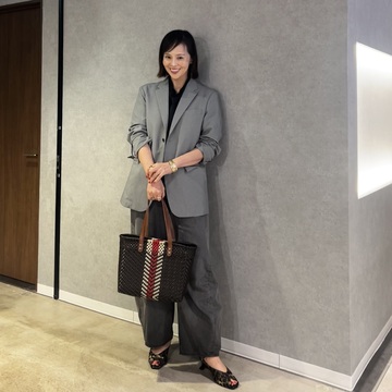 メンズ物を着る時こそ小物は女性らしく