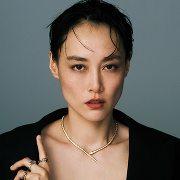 「ブルガリ」のセルペンティ ヴァイパーで進化を止めない女性のおしゃれを華やがせる