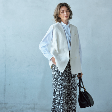 【50代に似合う黒×白】端正な白のショートジレで凛とした女性らしさを狙って