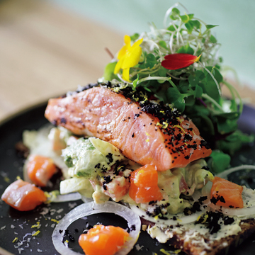 軽井沢で高原野菜がたっぷりのオープンサンドが堪能できる『JORD』