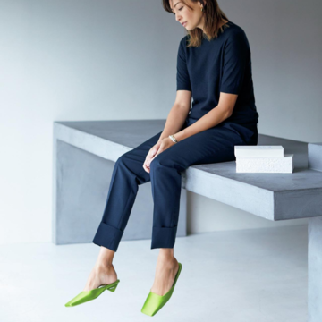 【“ほぼフラット靴”なら裏切らない！】プラダの春色ミュールで高揚感を