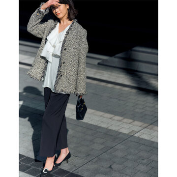 華のあるラメ入りツイードに頼って、モノトーンでつくるお呼ばれコーデ。気温17℃｜4/12(水)【50代の毎日コーデ】