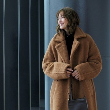 リッチな起毛感とすっきりしたボリューム感が両立するチノの起毛コート