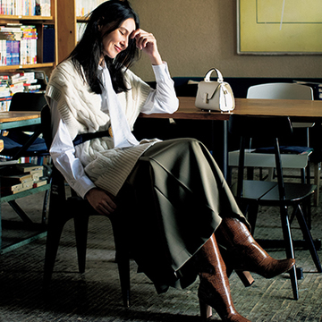 プリーツスカート×エキゾチックレザーブーツで上品さを意識！【この冬の「ロングブーツ」スタイル】